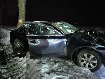 Bledzewko: Audi z pięcioma młodymi mężczyznami dachowało na polu. 19-letni kierowca jechał pijany