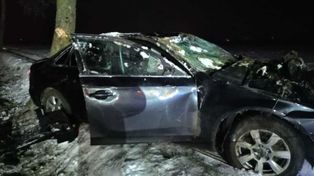 Bledzewko: Audi z pięcioma młodymi mężczyznami dachowało na polu. 19-letni kierowca jechał pijany