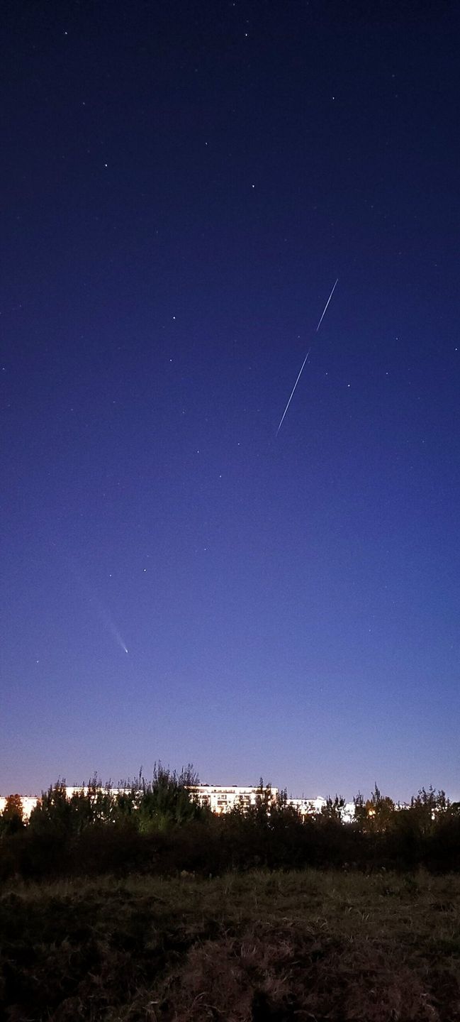 Kometa C2023 A3 i kosmiczny pociąg satelitów Starlink nad Lublinem