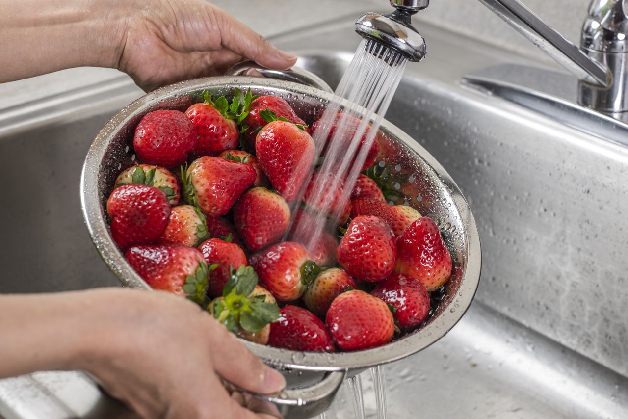 Rinsing strawberries in water is not enough to make them clean. It is worth using additional methods.