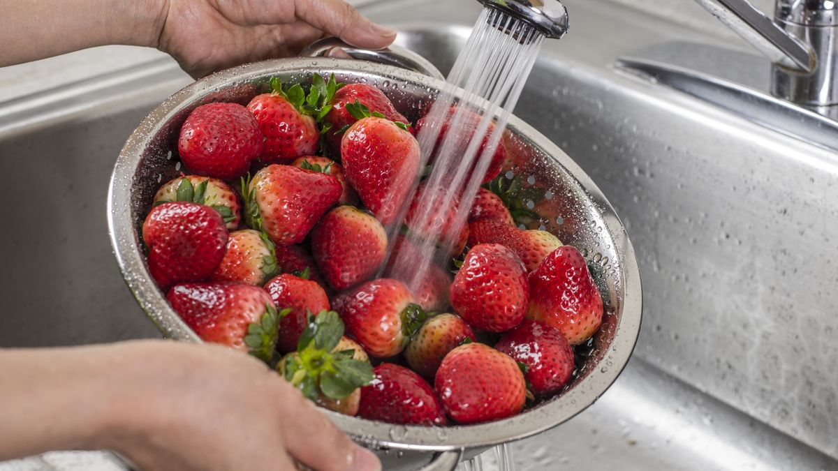 Płukanie truskawek w wodzie nie wystarczy, żeby były czyste. Warto zastosować dodatkowe sposoby