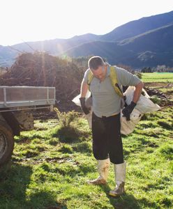 Jedni chcą płacić rolnikom za ochronę klimatu, inni chcą karać za jego niszczenie. Lepszy kij czy marchewka?