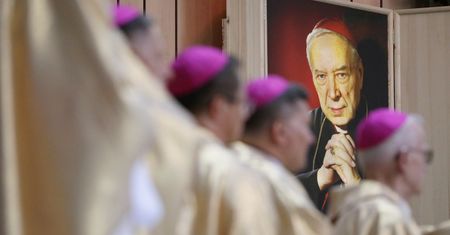 Widzowie TVN24 oburzeni mszą. Eksperci zabrali głos