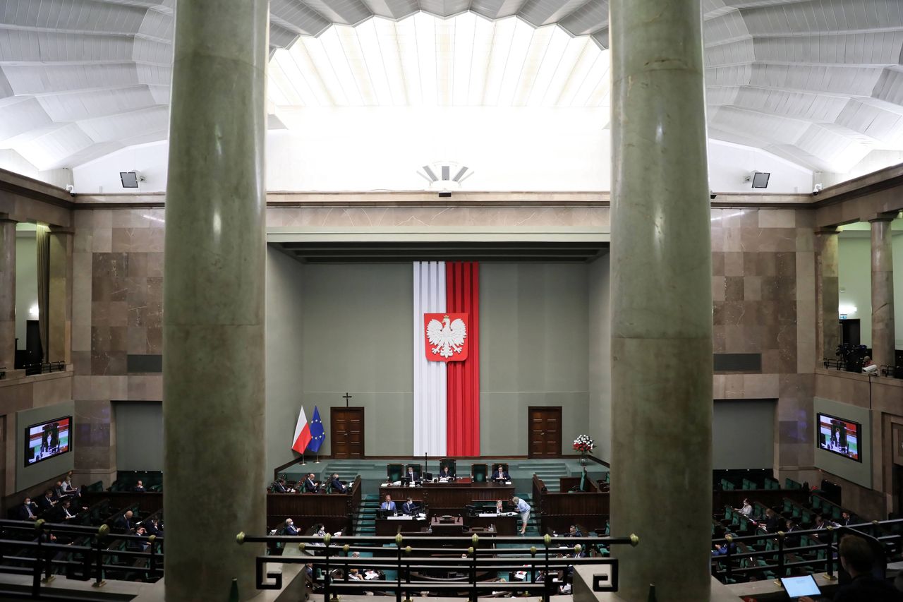 Posiedzenie Sejmu. Posłowie dyskutują o zniesieniu odpowiedzialności urzędników za działania w czasie epidemii