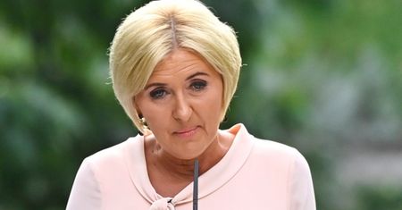 Agata Duda eksperymentuje z wizerunkiem, prezentując się w DWUKOLOROWEJ marynarce. Dobry wybór? (FOTO)