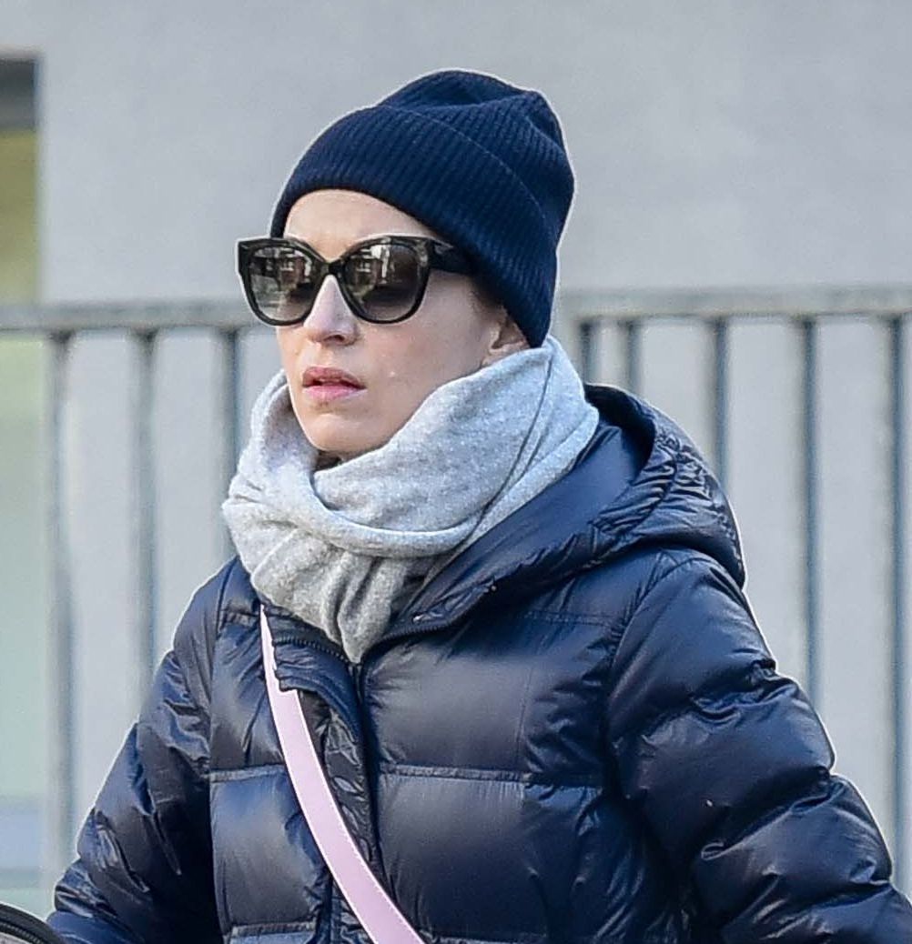 Agnieszka Więdłocha i Antoni Pawlicki spacerują z córeczką 