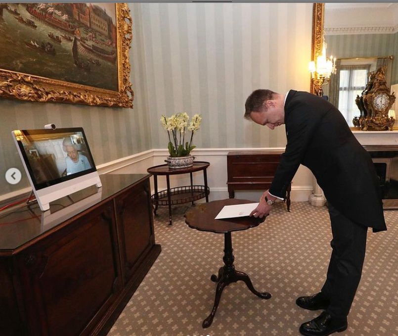 Ambasador kłania się królowej Elżbiecie II.