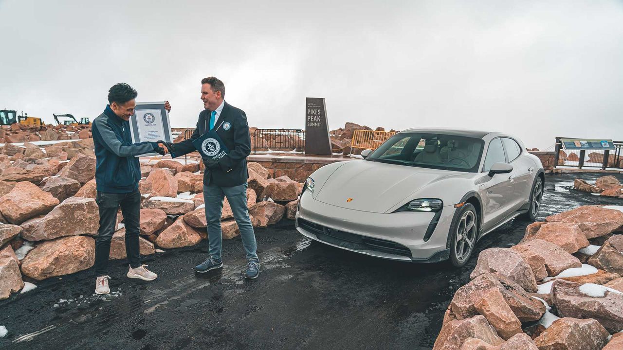 Porsche Taycan Cross Turismo na szczycie Pikes Peak