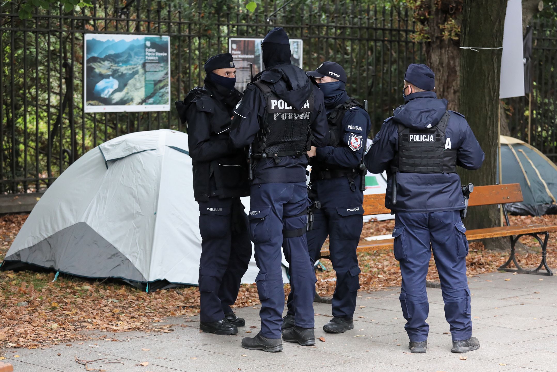 Patrol policji w białym miasteczku 