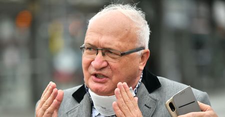 Jarosław Kaczyński na mszy. Prof. Simon: "Takie zachowania są skandaliczne"