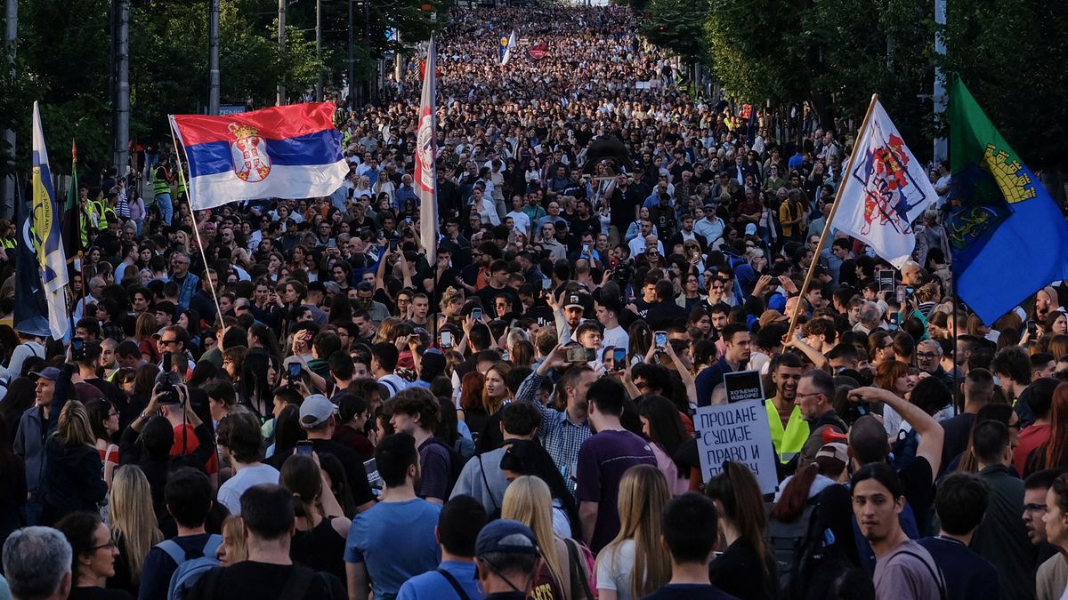 Tysiące Serbów na ulicach Belgradu: Żądają przyspieszonych wyborów