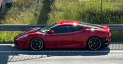 Motocyklista wjechał w tył Ferrari na trasie S7. Droga zablokowana