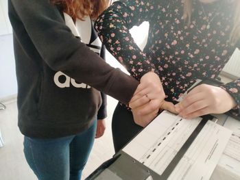 Frampol: Pijani rodzice "opiekowali się" trójką dzieci. Matka kierowała autem mając ponad 4 promile