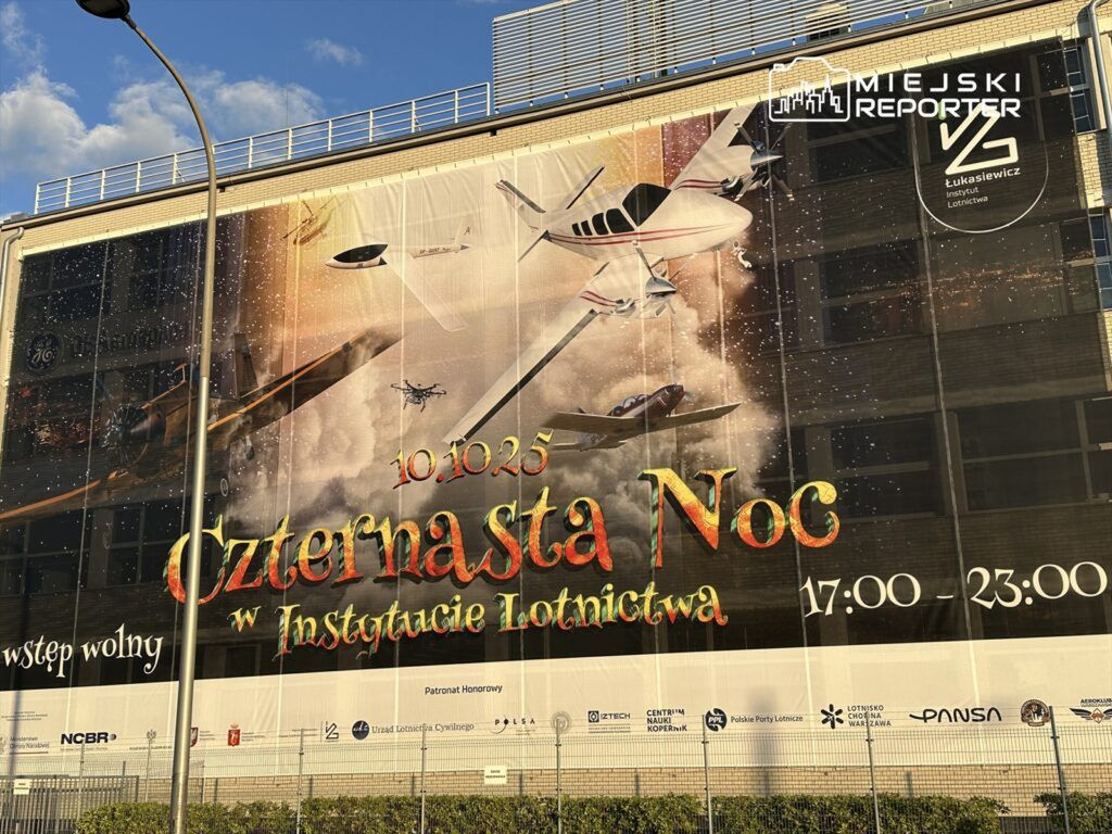 Wielki baner reklamowy zapraszający na wydarzenie „Czternasta Noc w Instytucie Lotnictwa” z datą 10.10.25.