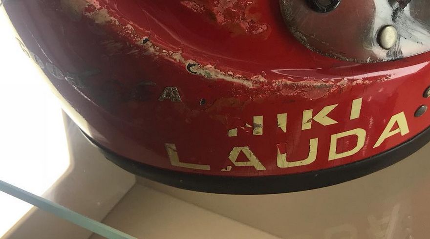 Kask Nikkiego Laudy znajduje się w Japonii. Dla fanów Ferrari to bezcenny przedmiot