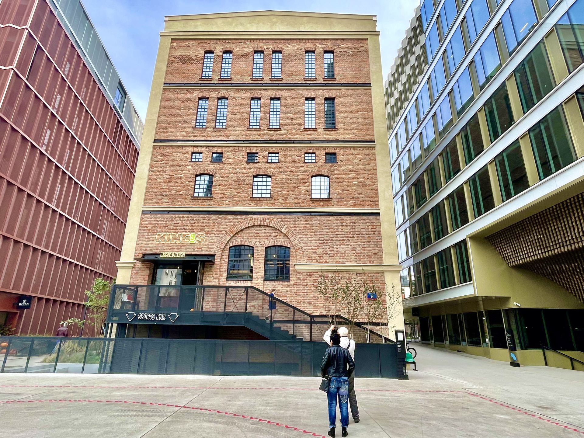 Restauracja, którą firmuje swoją twarzą Robert Lewandowski, mieści się w odrestaurowanym kompleksie Browary Warszawskie, na ulicy Haberbuscha i Shielego 6, właścicieli przedwojennego browaru, który działał w tym miejscu (Rafał Suś)