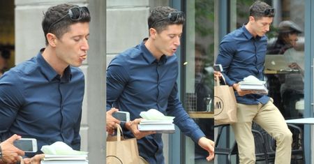 Robert Lewandowski wypluwa cukierka... (ZDJĘCIA)