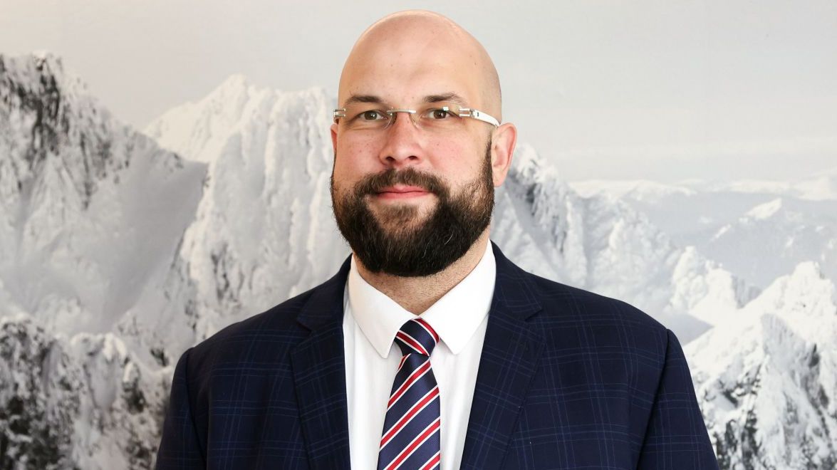 Sylwester Marzeń 2024 nie odbędzie się w Zakopanem. Na zdjęciu nowy burmistrz stolicy polskich Tatr - Łukasz Filipowicz.Zakopane, 22.04.2024. Nowo wybrany burmistrz Zakopanego �ukasz Filipowicz podczas sesji zdj�ciowej w Zakopanem, 22 bm. Filipowicz, startuj�cy na burmistrza z Komitetu Wyborczego Przyjazne Zakopane, wygra� w drugiej turze wybor�w z kandyduj�c� z ramienia PiS dotychczasow� wiceburmistrz miasta Agnieszk� Nowak-G�sienic�. (jm) PAP/Grzegorz MomotGrzegorz Momotburmistrz, lokalne, portret, portretowa, portretowe, samorz�dowe, sesja, wybory, zdj�cie, zdj�ciowa