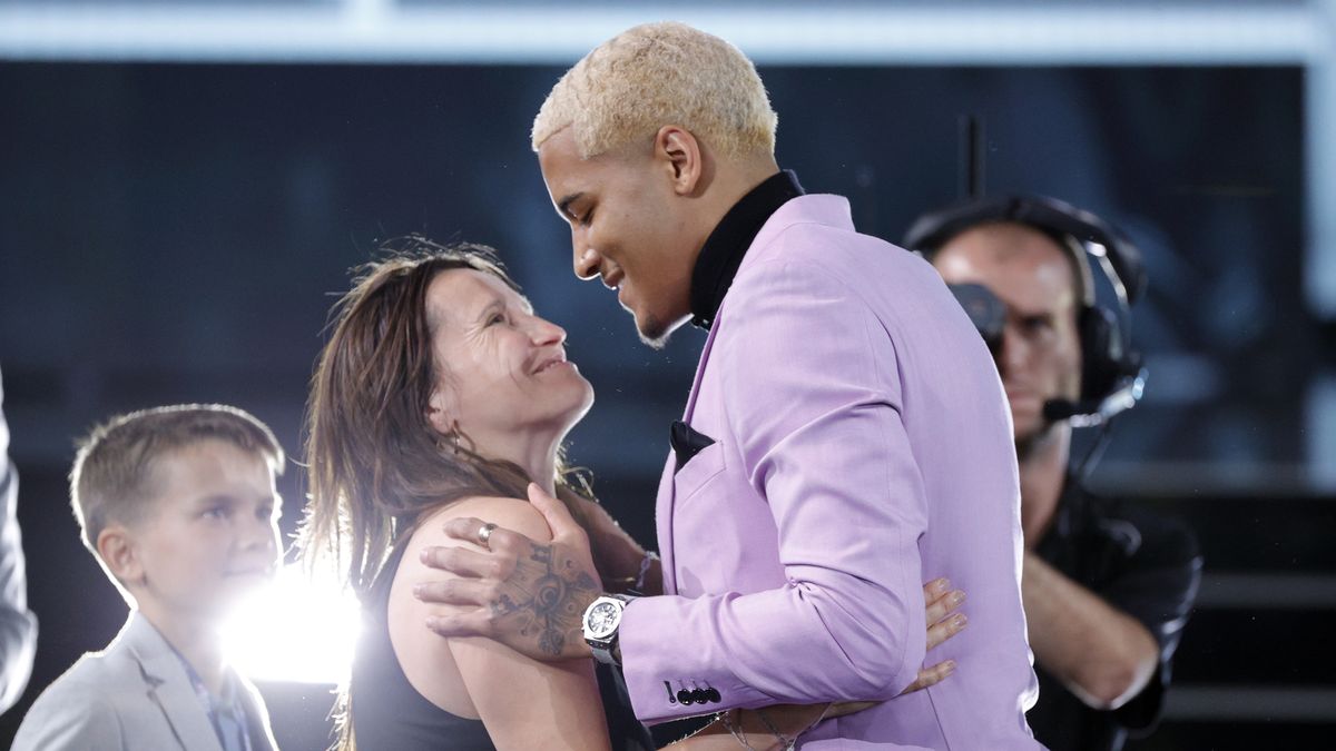 NEW YORK, NEW YORK - JUNE 23: Jeremy Sochan hugs his mother Aneta after being drafted with the 9th overall pick by the the San Antonio Spurs during the 2022 NBA Draft at Barclays Center on June 23, 2022 in New York City. NOTE TO USER: User expressly acknowledges and agrees that, by downloading and or using this photograph, User is consenting to the terms and conditions of the Getty Images License Agreement. (Photo by Sarah Stier/Getty Images)