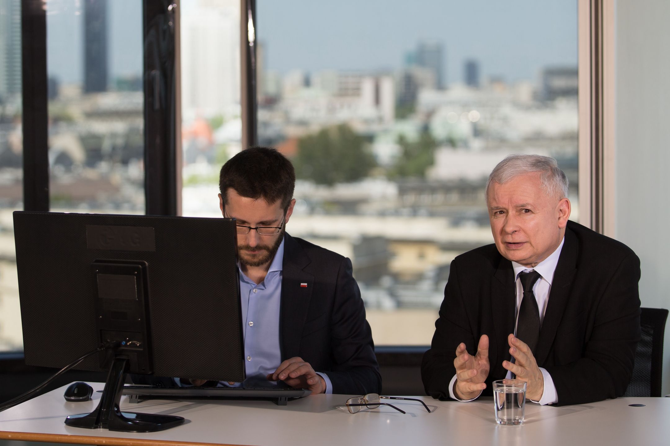 Facebookowy czat Jaroslawa KaczynskiegoWarszawa. 07.05.2016 Facebookowy czat Prezesa PiS. n/z Radoslaw Fogiel,  Jaroslaw Kaczynski,Image: 426684075, License: Rights-managed, Restrictions: , Model Release: no, Credit line: Krystian Maj / ForumKrystian Maj / ForumPiS, czat, facebook, internet, komputer