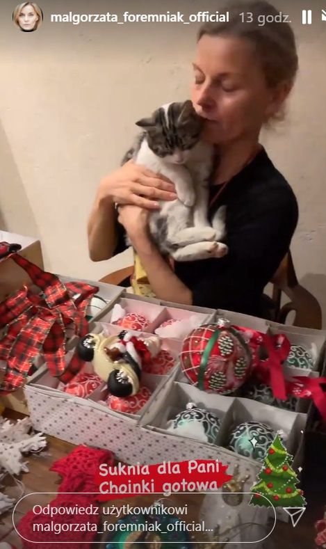 Małgorzata Foremniak przygotowuje się do strojenia choinki.