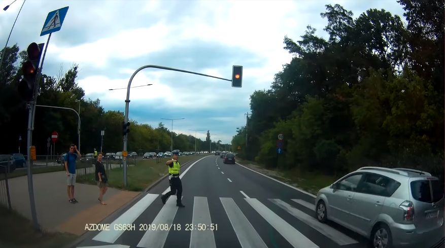 Omijanie na przejściu dla pieszych. Nic nie robili sobie z obecności policjanta