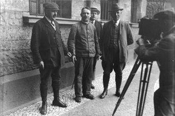 Fritz Haarmann (w środku) w eskorcie detektywów w listopadzie 1924 r.