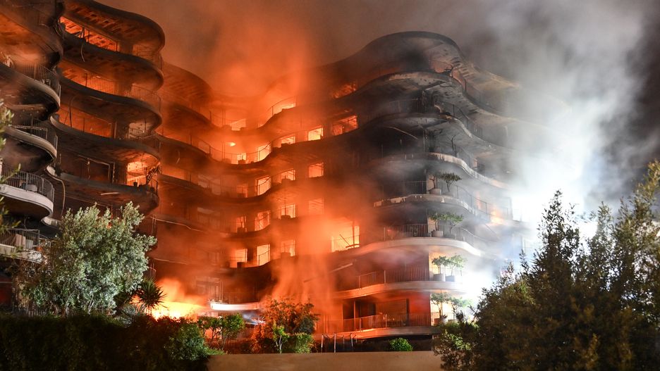 W dzielnicy Izmiru Narlidere w Turcji z nieznanej przyczyny wybuchł pożar w 8-piętrowym budynku 