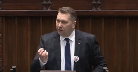 Ewakuacja Czarnka do Brukseli? Polityk odpowiedział