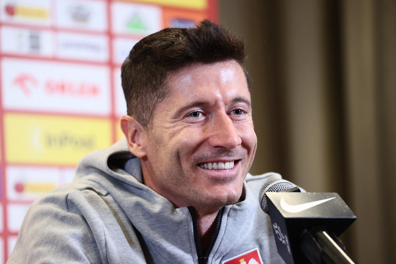 Robert Lewandowski podczas poniedziałkowej konferencji. 