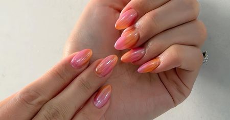 Golden hour nails to wakacyjny hit. W tych paznokciach można się zakochać