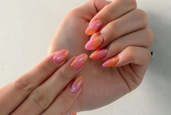 Golden hour nails to wakacyjny hit. Skuszą się nawet minimalistki