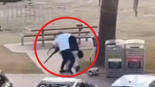 Rzucił się na uzbrojonego napastnika. Wiadomo, kim jest bohater z Bondi Beach