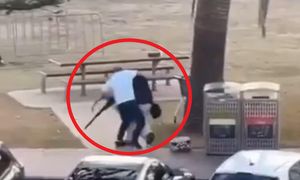 Rzucił się na uzbrojonego napastnika. Wiadomo, kim jest bohater z Bondi Beach