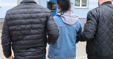 Młoda, a już taka przebiegła. Podszywała się pod policjantkę