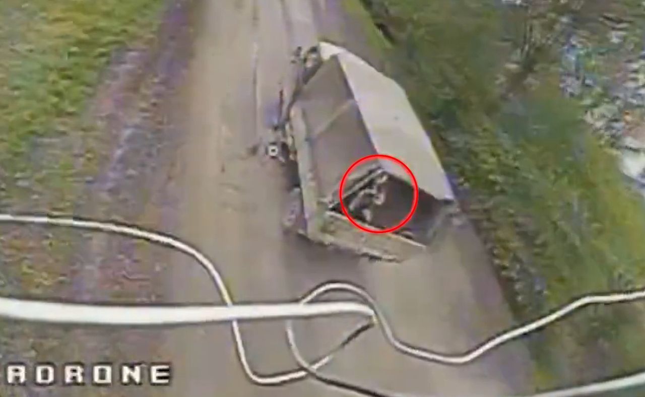 Zniszczenie rosyjskiej ciężarówki dronem kamikadze.