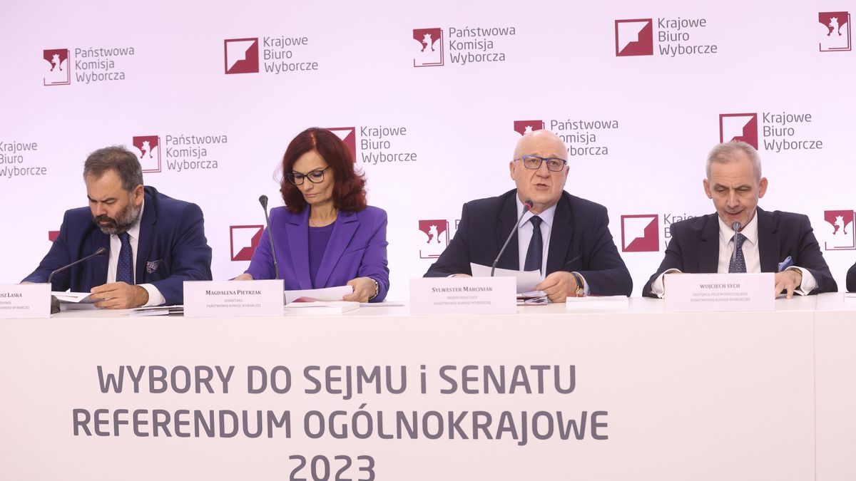 Warszawa, 16.10.2023. Wybory parlamentarne 2023. Od lewej: przewodniczący PKW Sylwester Marciniak (2P), zastępca przewodniczącego PKW Wojciech Sych (P), sekretarz PKW Magdalena Pietrzak (2L) oraz członek PKW Liwiusz Laska (L) podczas konferencji prasowej Państwowej Komisji Wyborczej w Warszawie, 16 bm. (jm) PAP/Rafał Guz