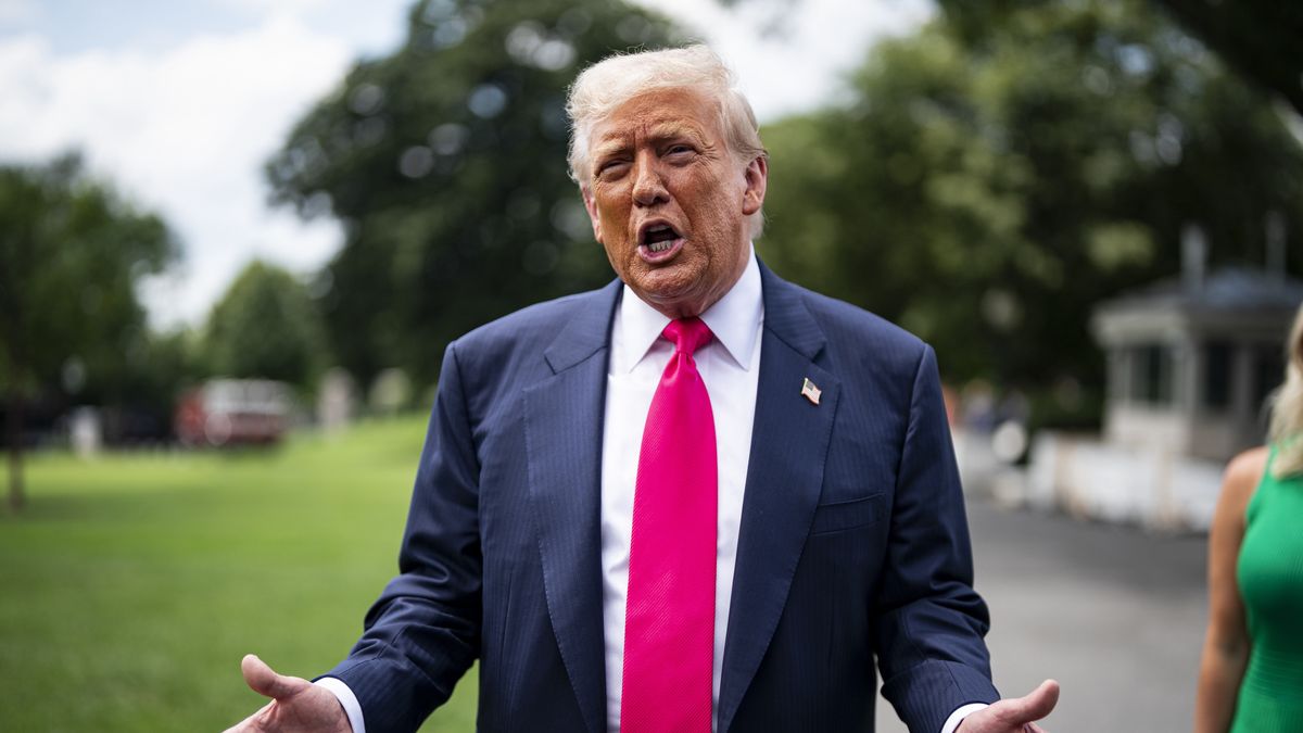 President Trump responds to questions from the media as he departs for Pennsylvania
epa12239719 US President Donald Trump responds to questions from the news media as he walks to Marine One on the South Lawn of the White House in Washington, DC, USA, 15 July 2025. President Trump will be speaking at an Energy and Innovation summit at Carnegie Mellon University in Pittsburgh, Pennsylvania.  EPA/AL DRAGO / POOL 
Dostawca: PAP/EPA.
AL DRAGO / POOL
WH, POTUS, press