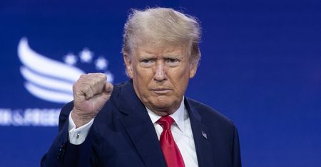 Trump odda się w ręce władz. "Polowanie na czarownice"