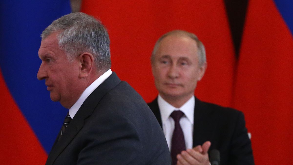 CEO Rosnieftu Igor Sieczin i prezydent Rosji Władimir Putin