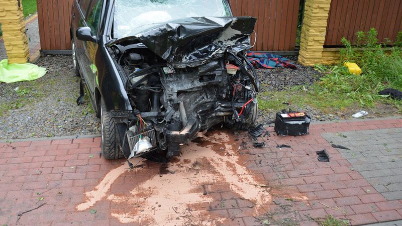 Moderówka. Na miejscu zginął 20-letni kierowca