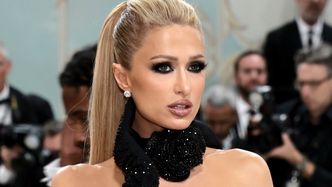 Paris Hilton debiutuje na Gali MET w NIEBOTYCZNIE wysokich butach. Ikona? (ZDJĘCIA)