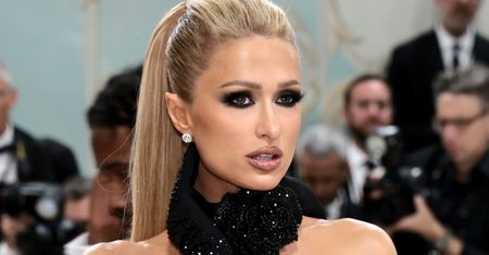 Paris Hilton debiutuje na Gali MET w NIEBOTYCZNIE wysokich butach. Ikona? (ZDJĘCIA)