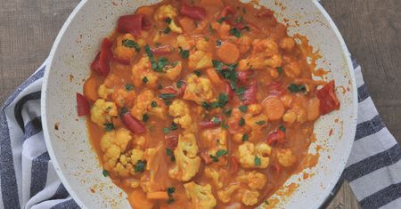 Aromatyczne curry z kalafiora. Szybki pomysł na obiad