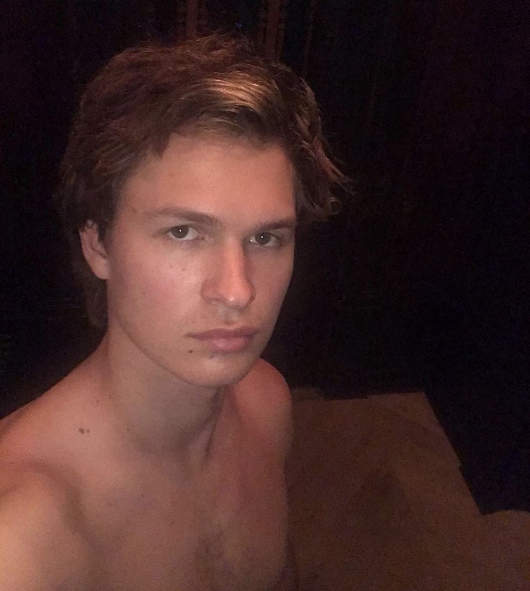Ansel Elgort tłumaczy się z zarzutów gwałtu na 17-letniej fance