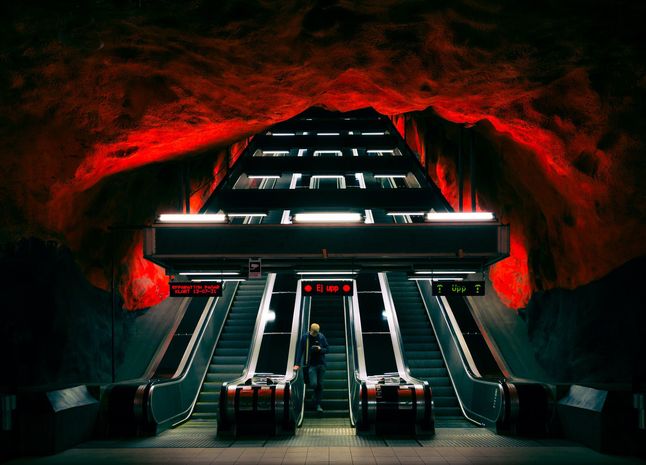 Zejście do metra w Sztokholmie.