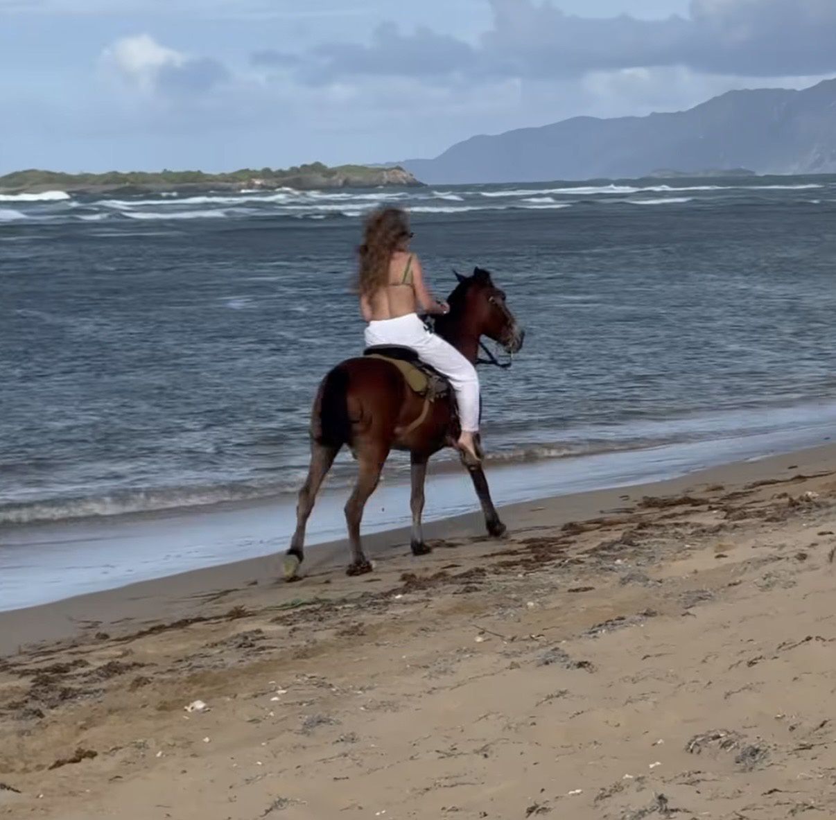 Wiktoria Gąsiewska jeździ konno po plaży 