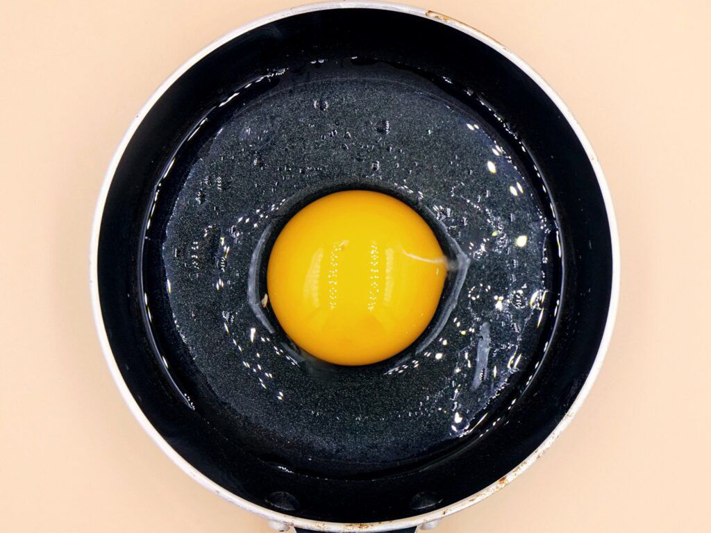 Loco Moco z wołowiną, jajkiem sadzonym i boczkiem przepis