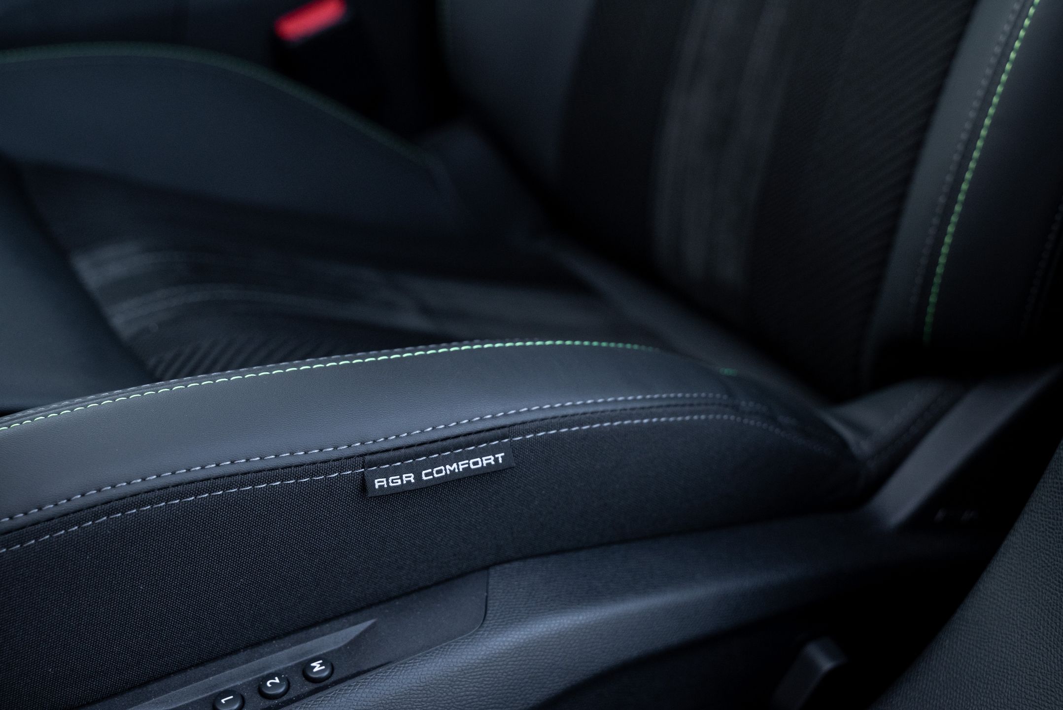 Peugeot 408 Hybrid 145