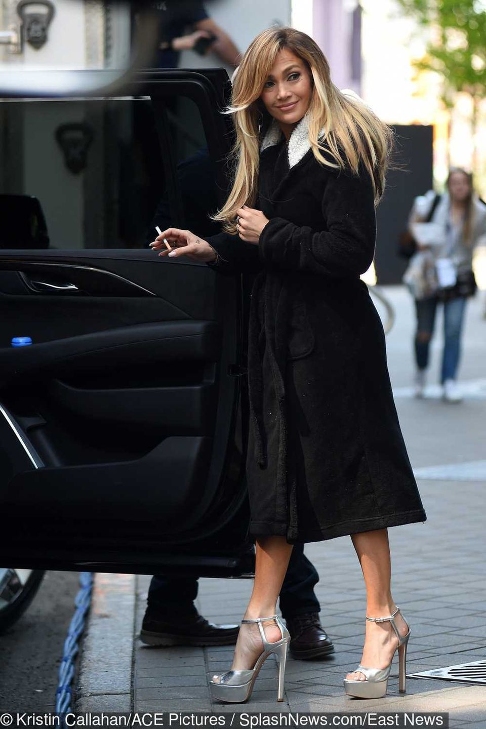Jennifer Lopez w szlafroku na planie filmu Hustlers
